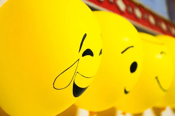 Décoration Ballons Sur Mur Visages Emoji Sur Ballons — Photo