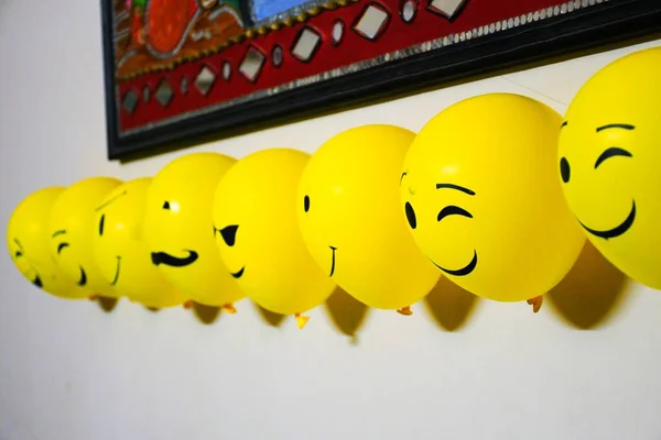 墙壁上的气球装饰 气球上的情感表情 — 图库照片