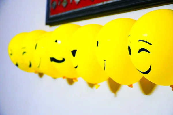 Décoration Ballons Sur Mur Visages Emoji Sur Ballons — Photo