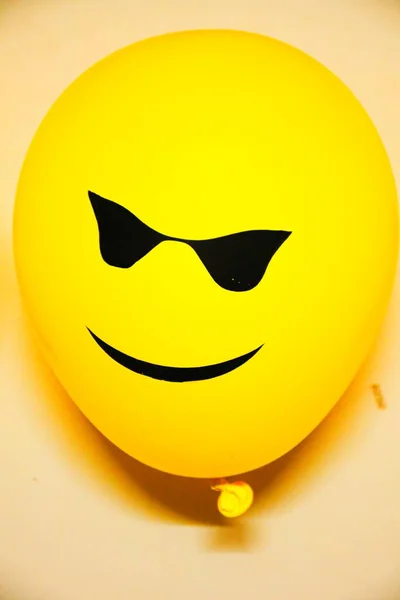 Décoration Ballons Sur Mur Visages Emoji Sur Ballons — Photo