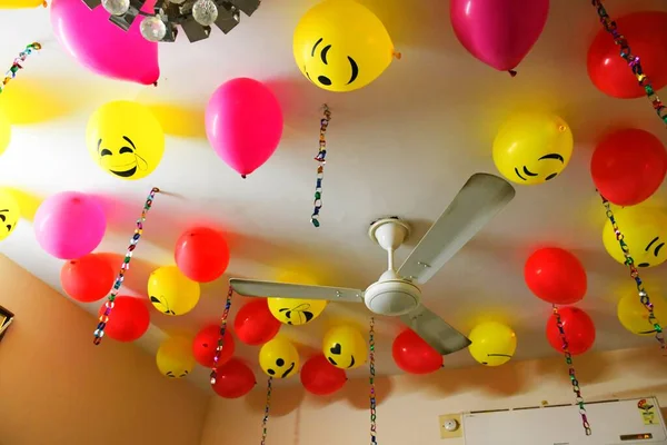 Balonlar Duvarda Emoji Yüzleri Balonlarda — Stok fotoğraf