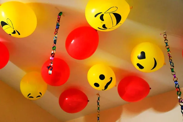 Luftballons Der Wand Emoji Gesichter Auf Luftballons — Stockfoto