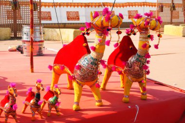 El yapımı develer, filler, Kutchi El işi, Dorado, Kutch, Gujarat, Hindistan