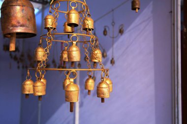 Ev dekorasyonu malzemeleri, Beyaz Tatlı, Dorado, Kutch, Gujarat, Hindistan 'da duvarda asılı küçük bir çan.