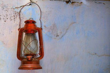 Duvardaki eski gaz lambası, Fener.