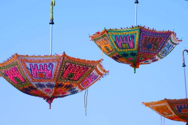 Parasol Wiszący Niebie Kolorowy Parasol — Zdjęcie stockowe