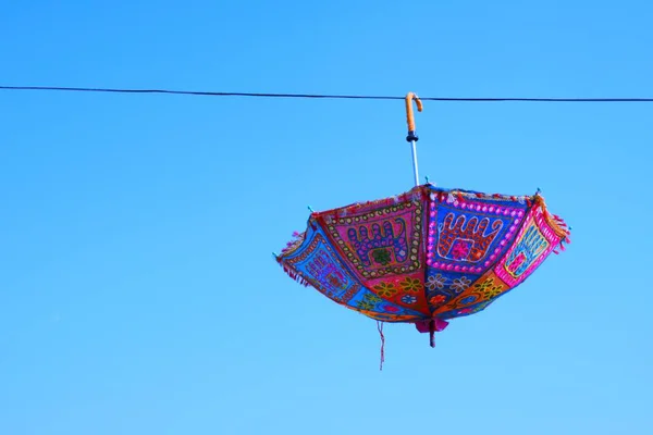 Ombrello Appeso Nel Cielo Ombrello Colorato — Foto Stock