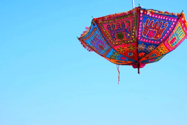 Ombrello Appeso Nel Cielo Ombrello Colorato — Foto Stock