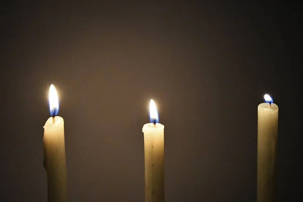 Bílé Svíčky Hořící Tmě Záři Světel Hořící Plamen Svíčky Temném — Stock fotografie