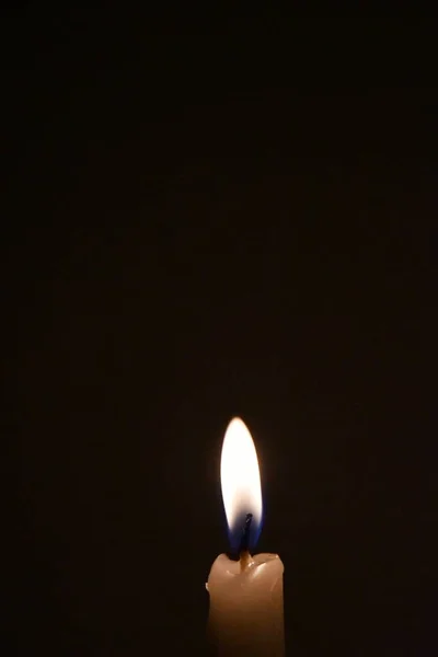 Witte Kaarsen Brandend Het Donker Met Lichten Gloeien Brandende Kaars — Stockfoto