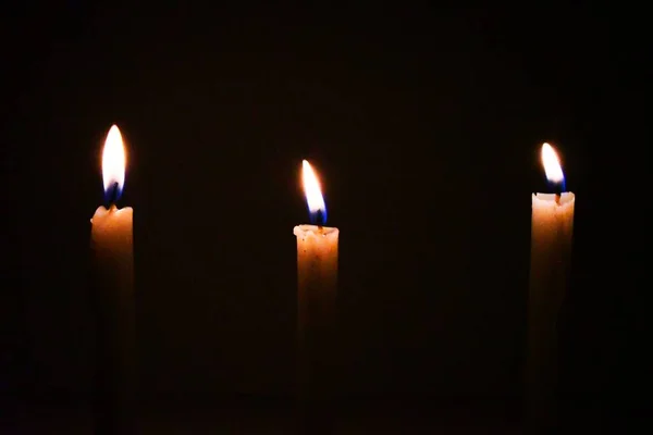 Белые Свечи Горят Темноте Огнями Светятся Пламя Горящей Свечи Темном — стоковое фото