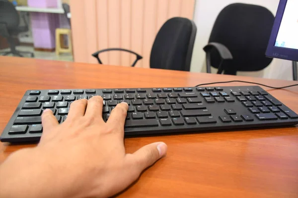 Tangentbord Kontorsanvändning Företag Skriva Tangentbord Skrivbordet Svart Tangentbord — Stockfoto