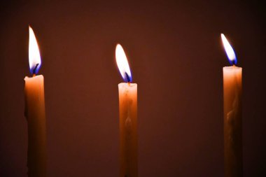 Karanlıkta yanan beyaz mumlar, ışıklarla parlayan yanan mum, karanlık arka planda yanan mum, Hıristiyan inancının bir sembolü, ışıklarla yanan mumlar.