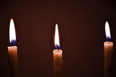 Karanlıkta yanan beyaz mumlar, ışıklarla parlayan yanan mum, karanlık arka planda yanan mum, Hıristiyan inancının bir sembolü, ışıklarla yanan mumlar.