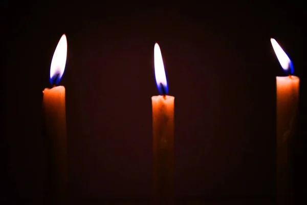 Karanlıkta Yanan Beyaz Mumlar Işıklarla Parlayan Yanan Mum Karanlık Arka — Stok fotoğraf