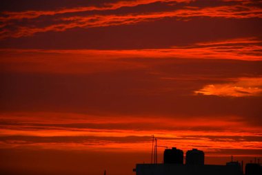 Doğa, gökyüzünde doğa karanlık akşam, gökyüzünde güzellik akşam gün batımı, gökyüzünde güzellik akşam gün batımı, karanlık akşam ve gökyüzünde bulutlar