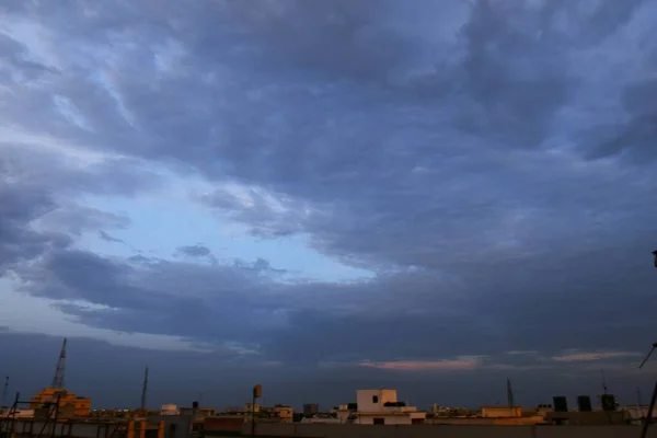 空の自然暗い夜 夕方の空の夕日の美しさ 夕方の空の夕日の自然の美しさ 暗い夜と空の雲 — ストック写真