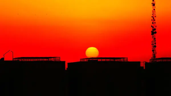 空の自然暗い夜 夕方の空の夕日の美しさ 夕方の空の夕日の自然の美しさ 暗い夜と空の雲 — ストック写真