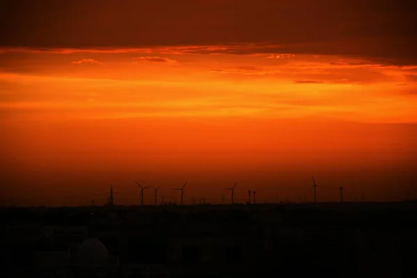 空の自然暗い夜 夕方の空の夕日の美しさ 夕方の空の夕日の自然の美しさ 暗い夜と空の雲 — ストック写真