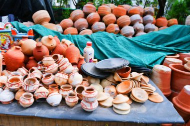 Matka olarak da bilinen çamurdan yapılmış çömlek koleksiyonu. Çamur kapları eski çağlardan beri kullanılır ve Hindistan 'ın alt kıtasında bulunabilir..