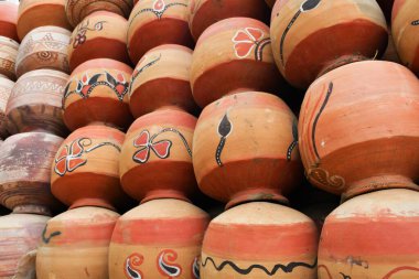 Matka olarak da bilinen çamurdan yapılmış çömlek koleksiyonu. Çamur kapları eski çağlardan beri kullanılır ve Hindistan 'ın alt kıtasında bulunabilir..