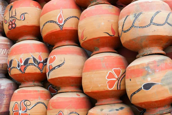 Matka olarak da bilinen çamurdan yapılmış çömlek koleksiyonu. Çamur kapları eski çağlardan beri kullanılır ve Hindistan 'ın alt kıtasında bulunabilir..