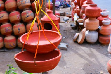 Robin ve Diğer Bahçe Kuşları için Clay Doğal Yuva Evi Yapıyor