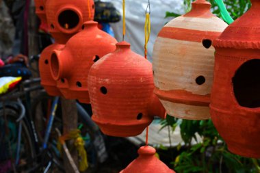 Robin ve Diğer Bahçe Kuşları için Clay Doğal Yuva Evi Yapıyor