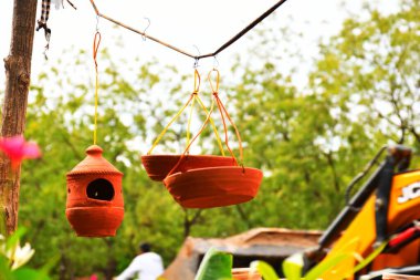 Robin ve Diğer Bahçe Kuşları için Clay Doğal Yuva Evi Yapıyor