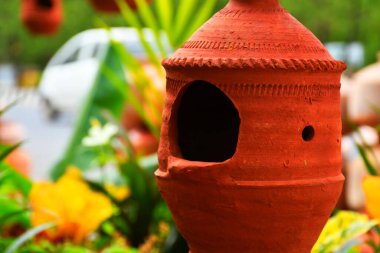 Robin ve Diğer Bahçe Kuşları için Clay Doğal Yuva Evi Yapıyor