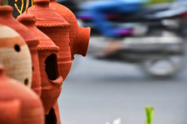 Robin ve Diğer Bahçe Kuşları için Clay Doğal Yuva Evi Yapıyor