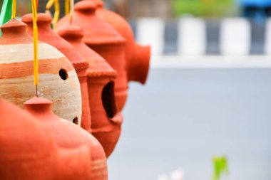 Robin ve Diğer Bahçe Kuşları için Clay Doğal Yuva Evi Yapıyor