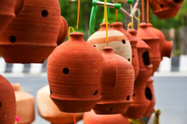 Robin ve Diğer Bahçe Kuşları için Clay Doğal Yuva Evi Yapıyor