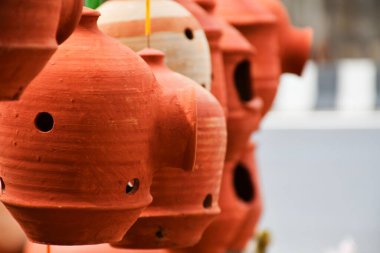 Robin ve Diğer Bahçe Kuşları için Clay Doğal Yuva Evi Yapıyor