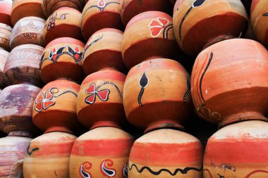 Matka olarak da bilinen çamurdan yapılmış çömlek koleksiyonu. Çamur kapları eski çağlardan beri kullanılır ve Hindistan 'ın alt kıtasında bulunabilir..