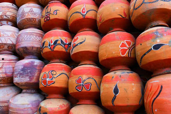 Коллекция глиняных горшков из грязи, также известной как Матка. Глиняные горшки используются с древних времен и могут быть найдены на Индийском субконтиненте.