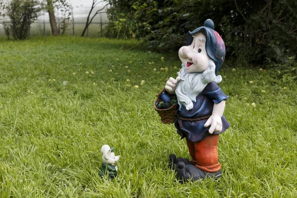 Plaster Sculpture Gnome Basket Garden Summer Afternoon — Stock Photo, Image