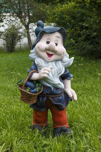 Heykel bir sepet içinde bir bahçe GNOME yaz öğleden sonra alçı