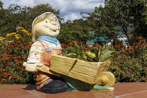 秋の庭でカートと陽気な Gnome — ストック写真