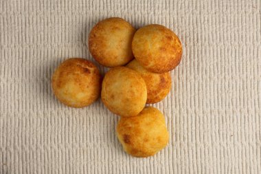 Tipik Kolombiya almojabanaları, beyaz kumaş üzerinde geleneksel Kolombiya peynirli ekmek. Geleneksel fırın