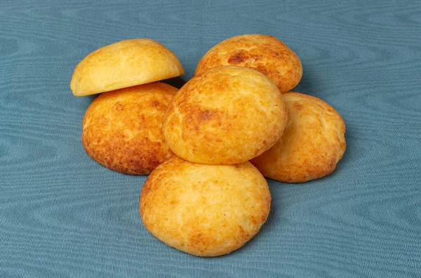 Τυπική Κολομβιανή Almojabanas Παραδοσιακό Κολομβιανό Ψωμί Τυρί Μπλε Φόντο Παραδοσιακός — Φωτογραφία Αρχείου