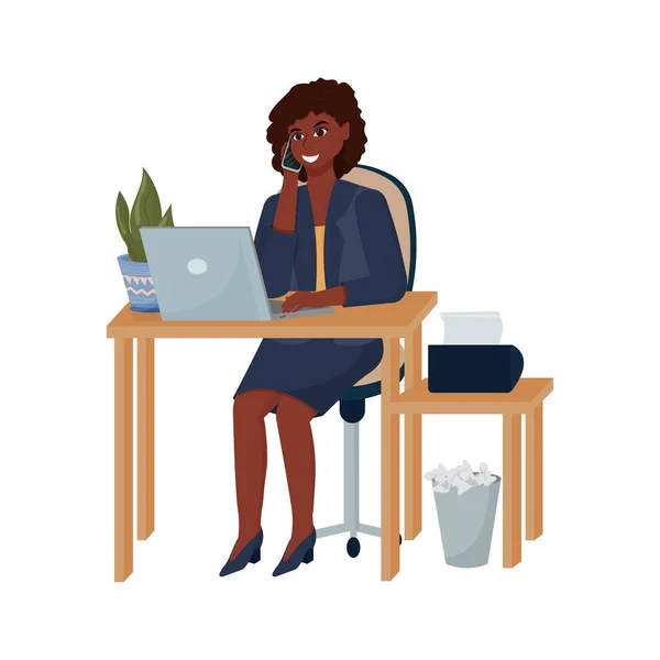 Jovem mulher africana bonita em terno de negócios sentado, sorrindo e falando ao telefone. Ilustração vetorial, design plano. Conceito para trabalhador de escritório, secretário, mulher trabalhadora isolada em fundo branco —  Vetores de Stock