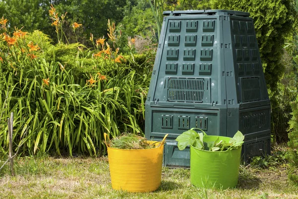 Bin kompost ve malç yaz bahçesinde