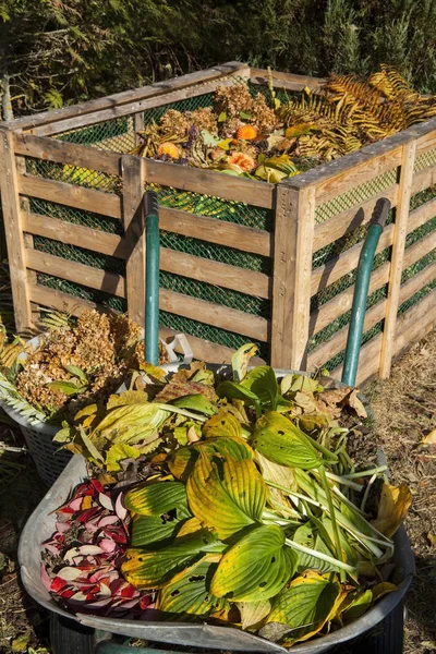 Gambar Tempat Sampah Kompos Kebun Musim Gugur — Stok Foto