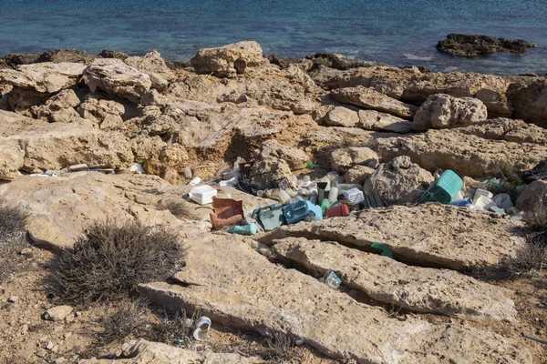 Spazzatura Sulla Riva Del Mare Nella Costa Settentrionale Creta Grecia — Foto Stock