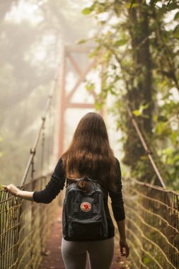 Monteverde, Puntarenas/Kosta Rika-24 Ocak, 2019:young gezgin bir pratik Fjallraven Kanken backpak ile Monteverde Claude ormandaki hiking. Açık ekipman uzmanlaşmış İsveçli şirket.