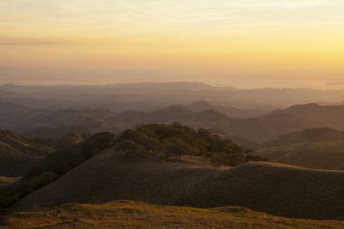 Günbatımı muhteşem panoramik manzaraya Monteverde Hills, Kosta Rika