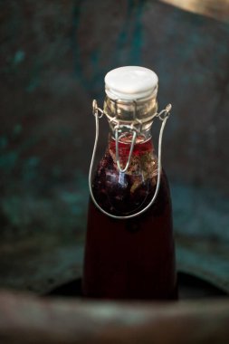 Kombucha farklı aromalı ikinci fermente meyve çayı. Sağlıklı probiyotik aromalı içecek.