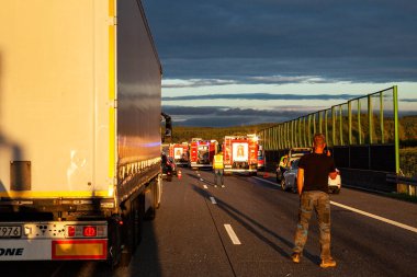 Poznan, Polonya - Eylül 05 2025: Poznan, Polonya yakınlarındaki A2 karayolunda kaza. Kurtarma ekipleri geldiğinde trafik bir saat durduruldu. Yaralılar helikopterle hastaneye götürüldü..