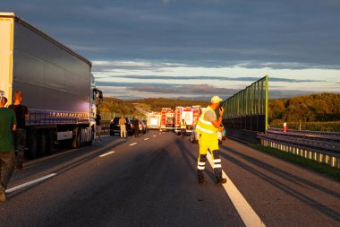 Poznan, Polonya - Eylül 05 2025: Poznan, Polonya yakınlarındaki A2 karayolunda kaza. Kurtarma ekipleri geldiğinde trafik bir saat durduruldu. Yaralılar helikopterle hastaneye götürüldü..